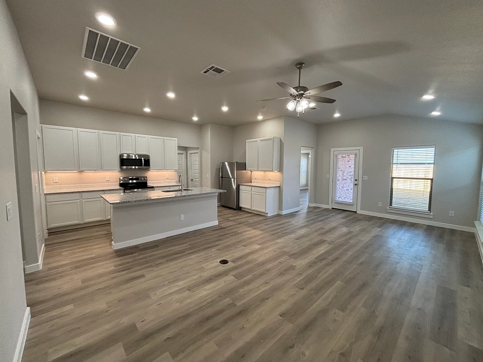 4 bed, 1700 sqft, $2,200 — Photo 4
