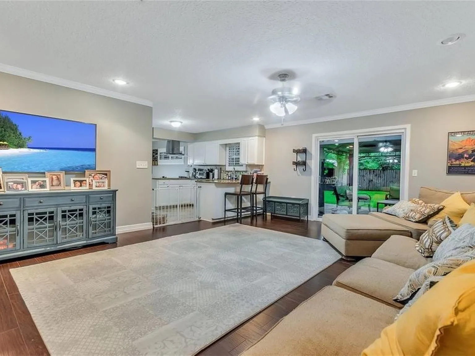 3 bed, 2.0 bath, 1929 sqft, $2,700 — Photo 4