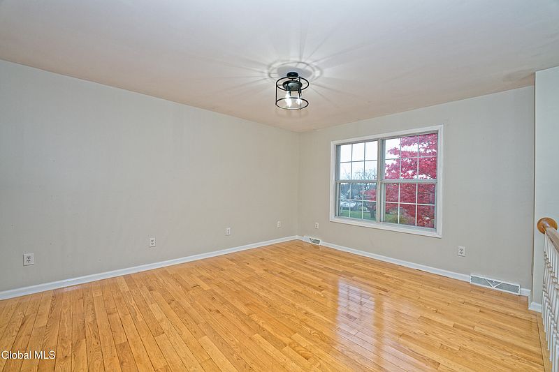 4th image of 28 Manor Boulevard