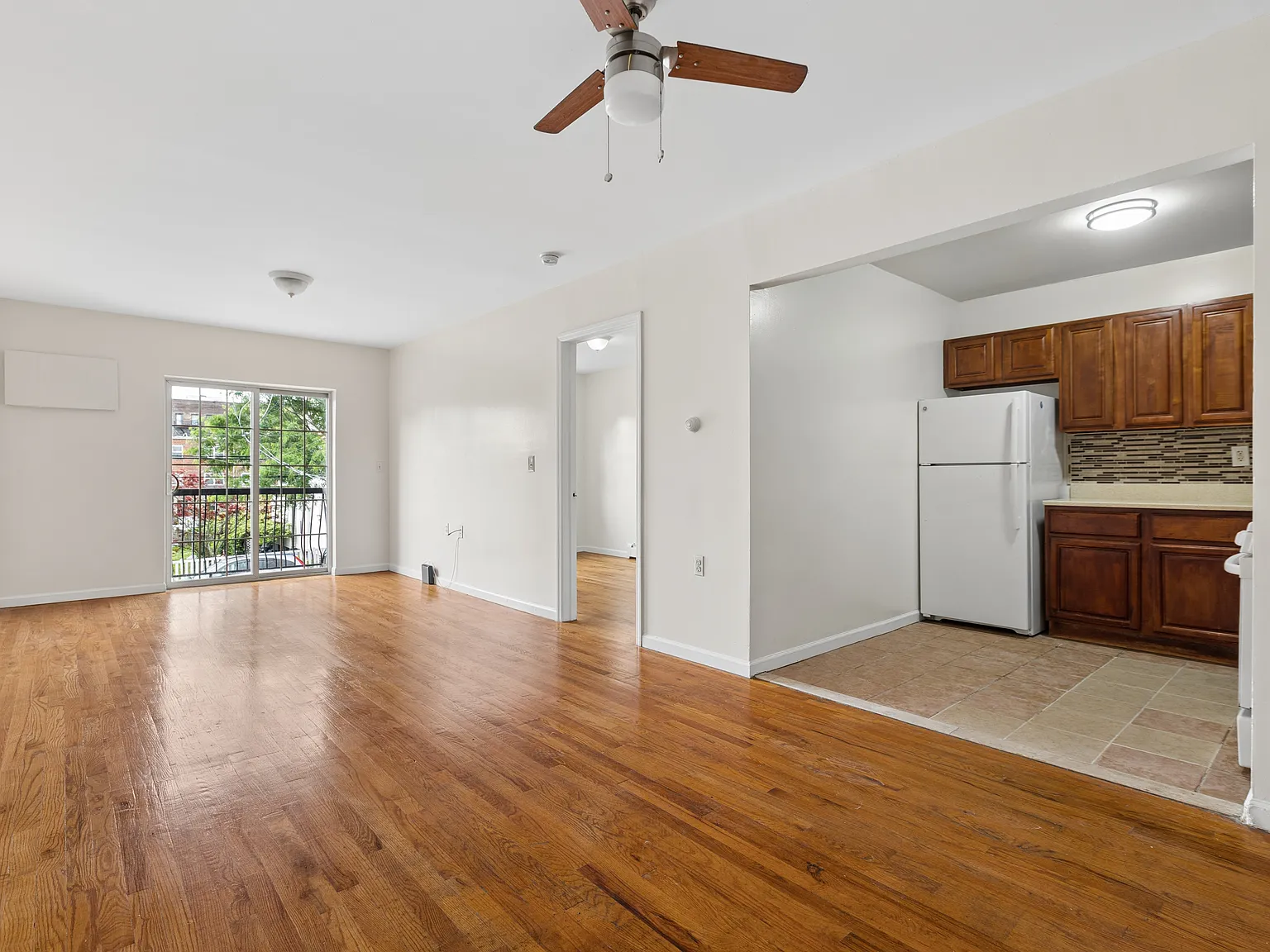 3 bed, 1100 sqft, $3,370 — Photo 1