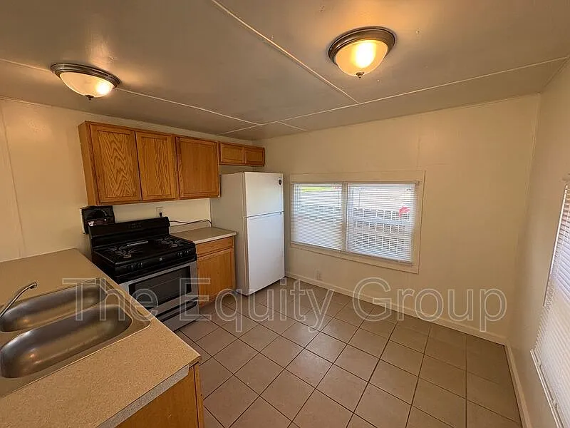 2 bed, 1.0 bath, $1,100 — Photo 3