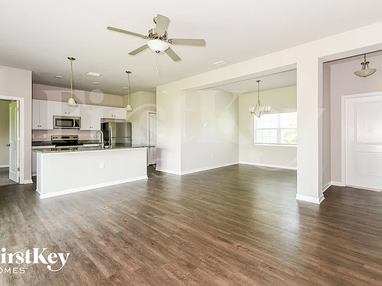 2216 NW 18th Ter — Photo 4