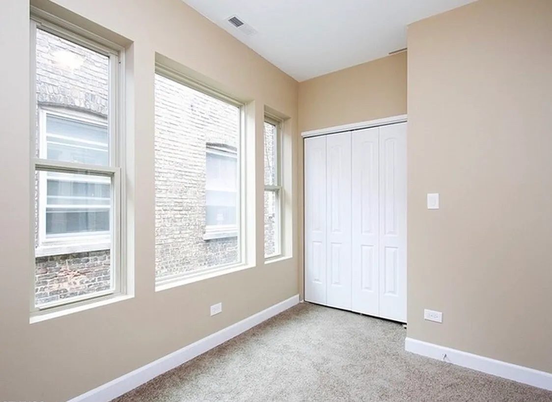 7137 S Eberhart Ave — Photo 2