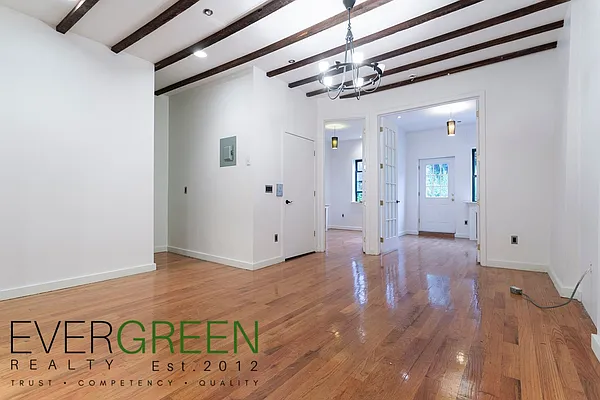 Rented by Evergreen Apartments BK | media 6