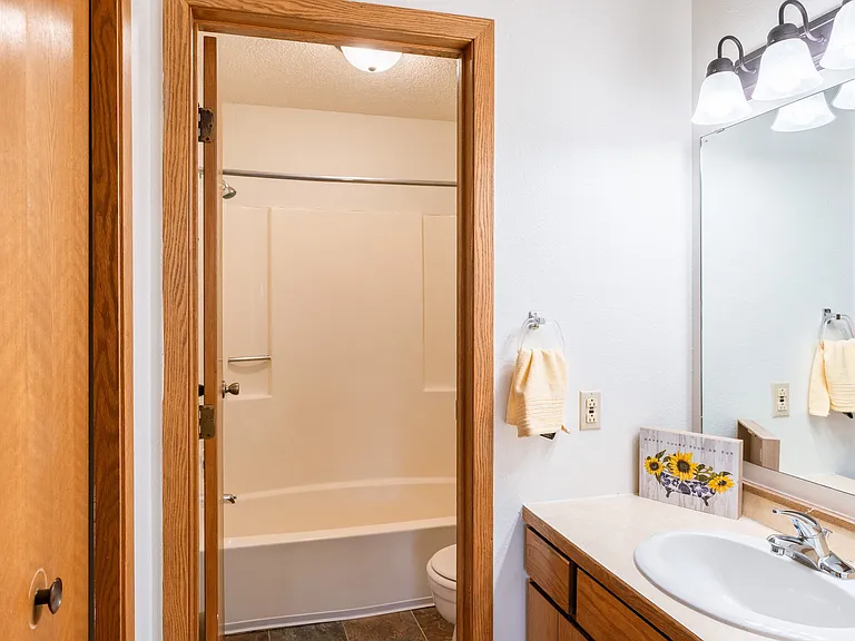 Fargo, ND Crescent Park Apartments | Bathroom