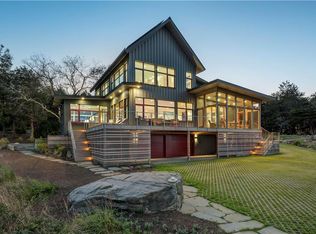 139 Beavertail Rd, Jamestown, RI 02835