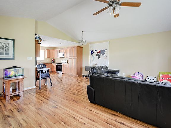 5th image of 248 E Hughes St