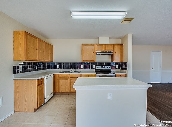 2nd image of 14814 Academy Oak