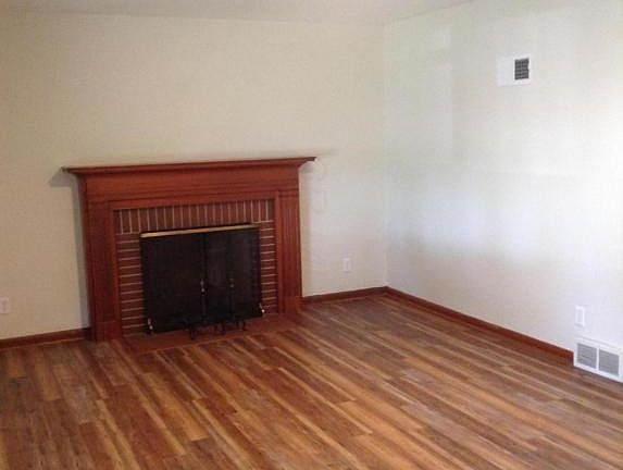 3rd image of 160 Linden Ave
