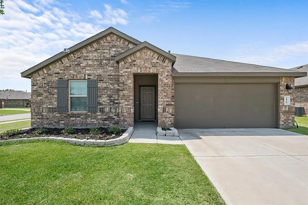 4 bed, 2.0 bath, 1860 sqft, $2,300 — Photo 2