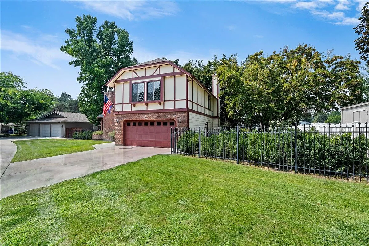 4 bed, 2.5 bath, 2058 sqft, $5,700 — Photo 3