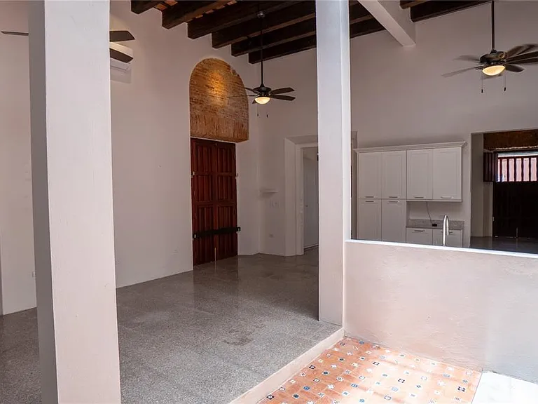 8 De La Cruz — Photo 10