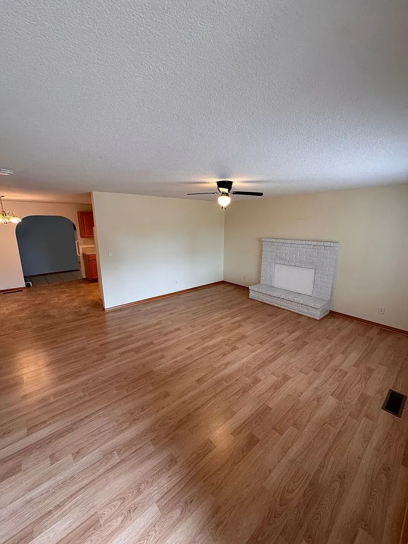 Quiet Cul-de-Sac Living: 3 Bed, 2 Bath Single-Story Home — Photo 4