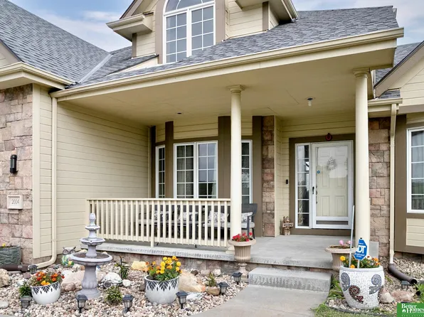 2004 Longview St, Papillion, NE 68133