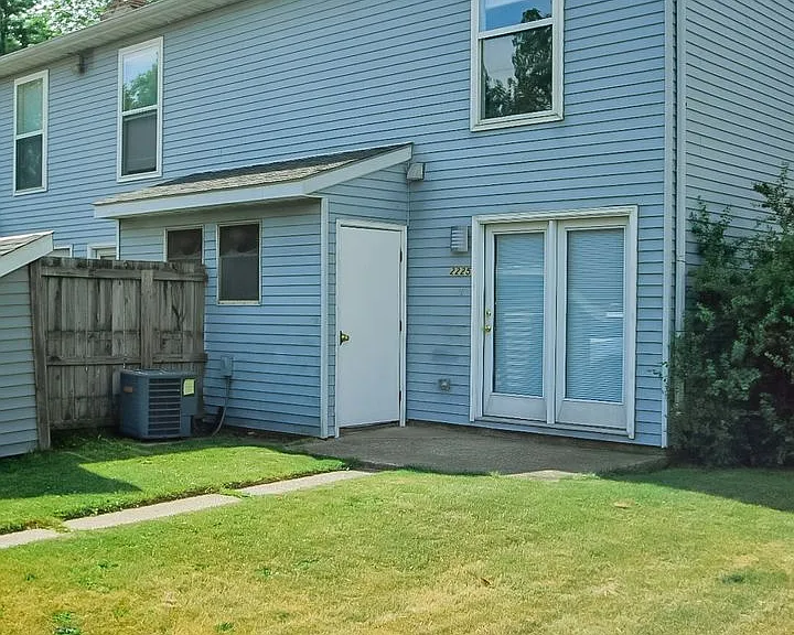 2225 Yorktowne Dr — Photo 21