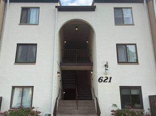 621 Center St APT 104, Herndon, VA 20170