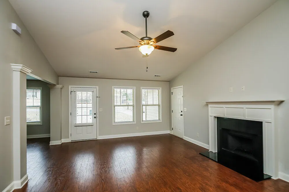 3 bed, 2.0 bath, 1833 sqft, $1,975 — Photo 3