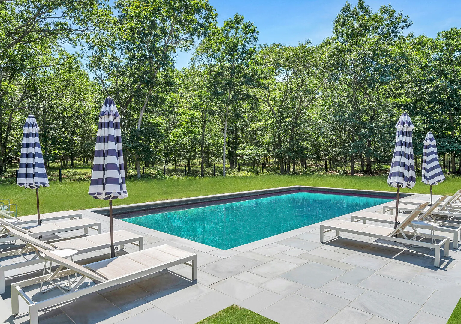 Timeless East Hampton retreat, large saltwater pool — Photo 2