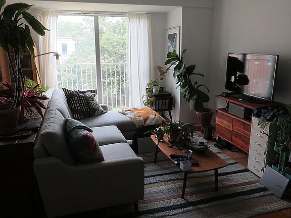 3rd image of 510 N St SW #1