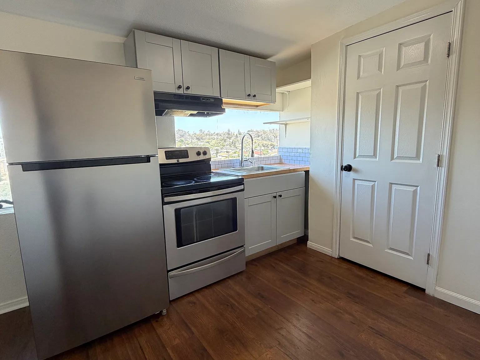 2 bed, 700 sqft, $2,300 — Photo 2
