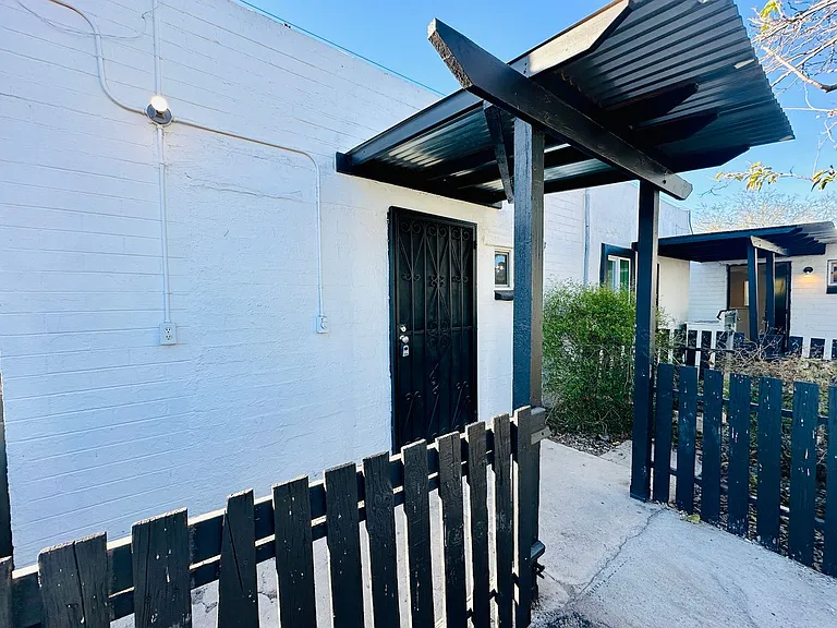 Studios and 1 bedrooms that include all utilities! Off Street Parking and Tile Flooring! — Photo 9