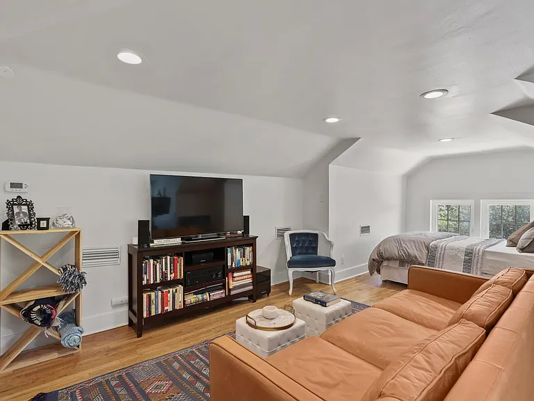 829 N Madison Ave — Photo 13