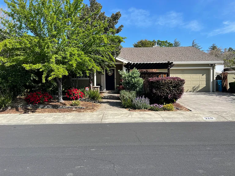 320 Magnolia Ave — Photo 1