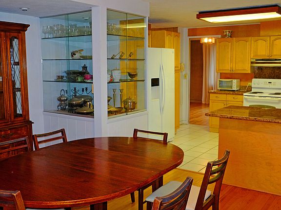 Full Kitchen and Dining Room. Dinner table included or if p