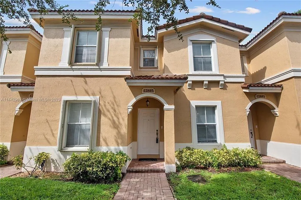 3 bed, 3.0 bath, 1270 sqft, $2,900 — Photo 1