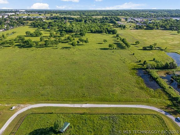 2nd image of 606 S Lynn Lane Rd