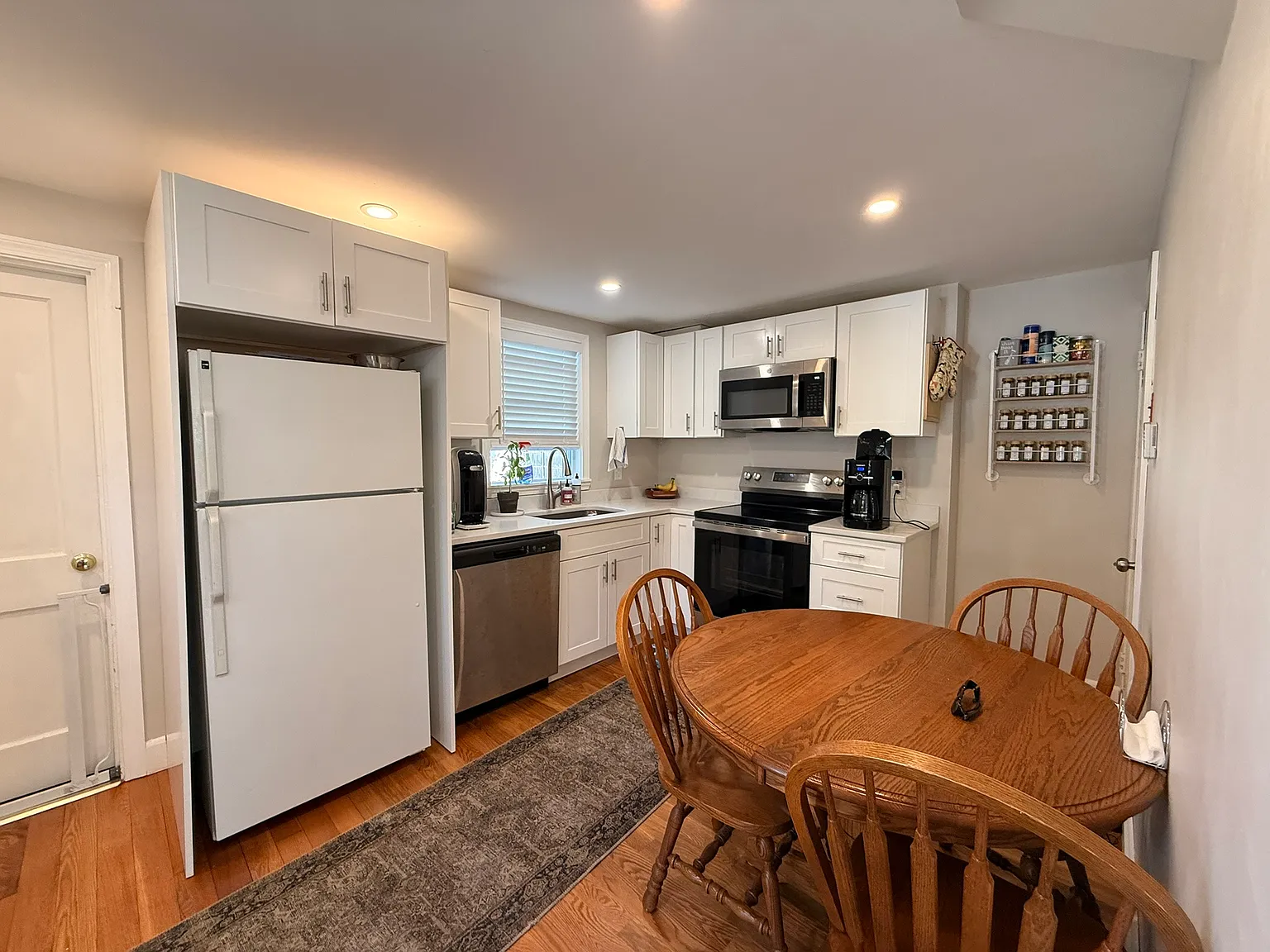 3 bed, 946 sqft, $3,000 — Photo 2