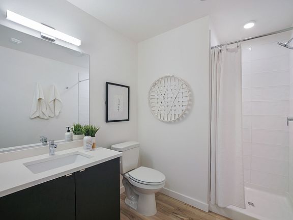 3rd image of 5780-5790 N Greeley Ave #5780/01