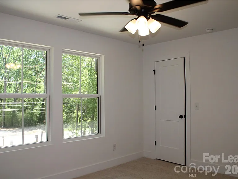562 W Park Ave #B — Photo 10