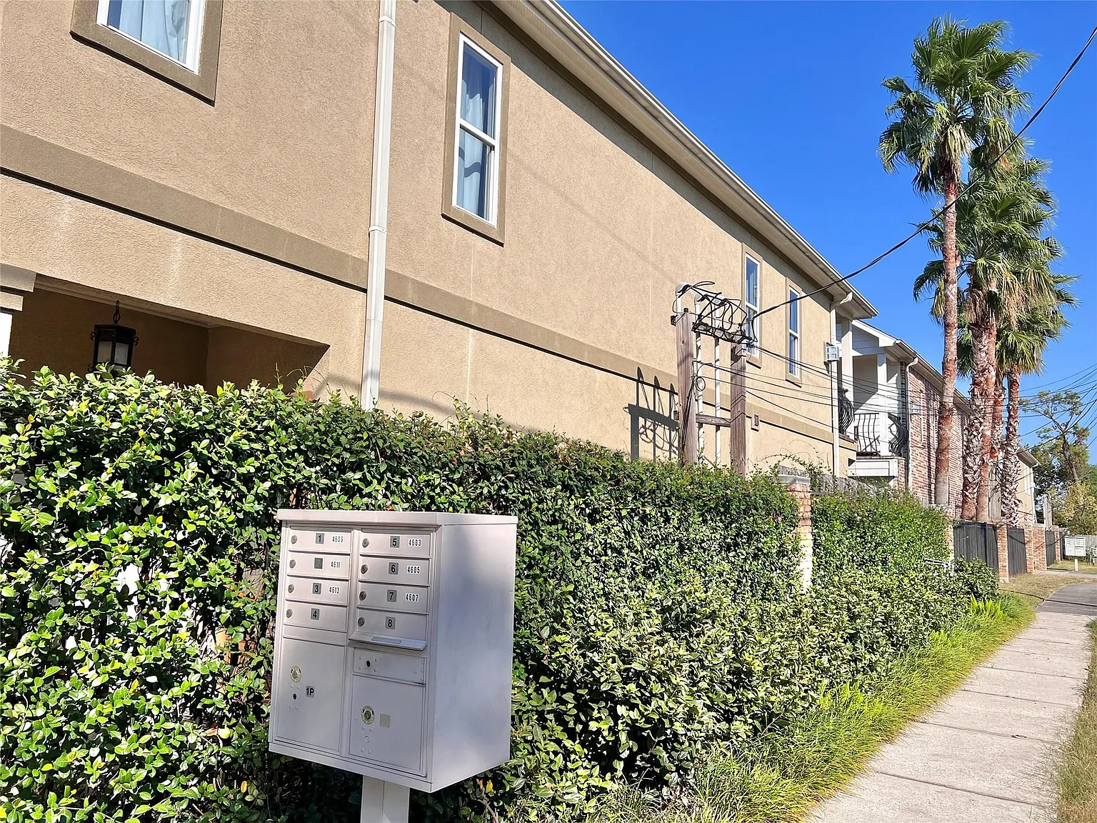 3 bed, 2.5 bath, 2084 sqft, $2,500 — Photo 3