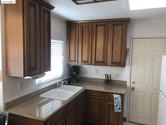 3rd image of 25786 Underwood Ave