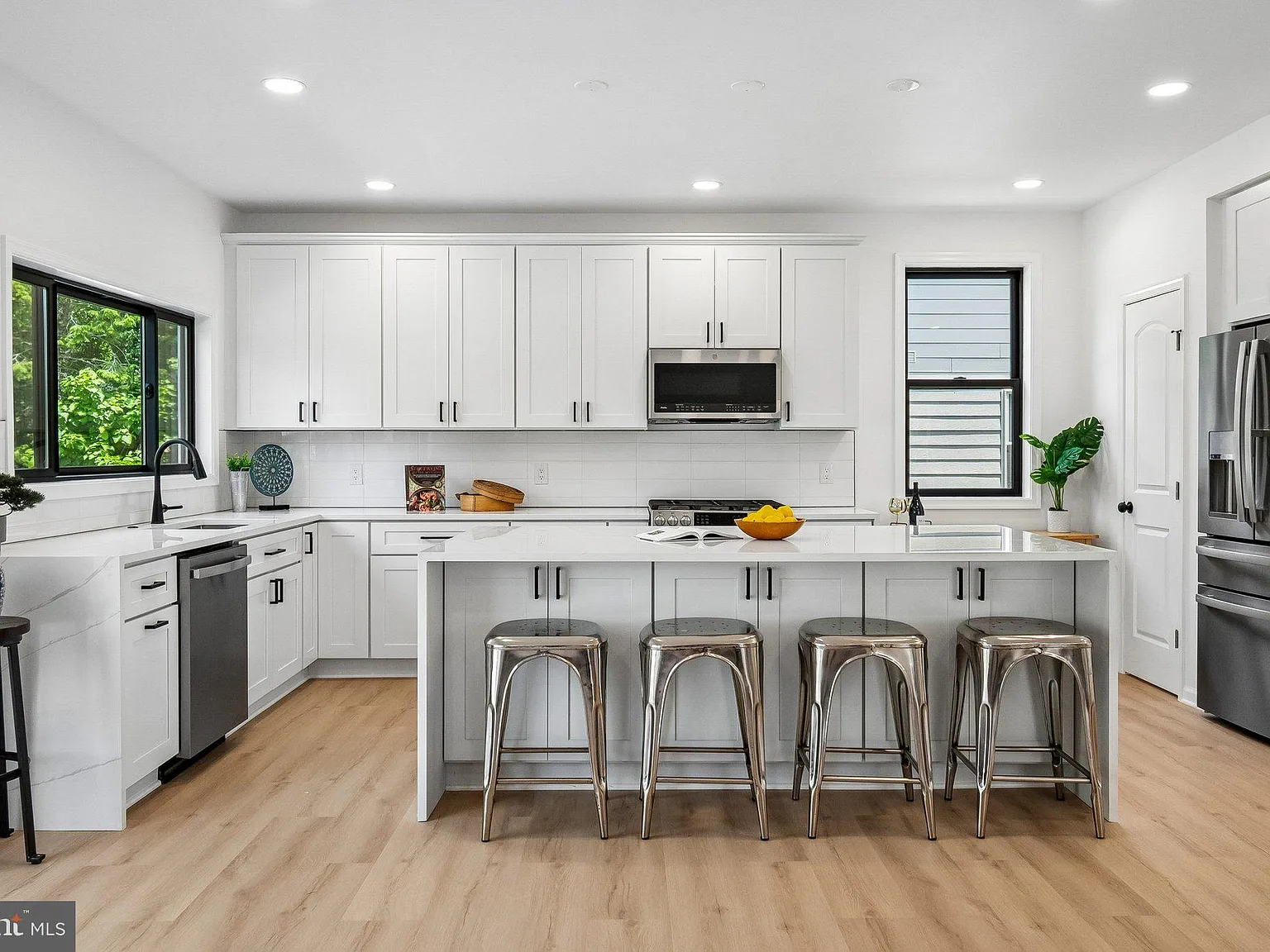 6 bed, 3654 sqft, $8,500 — Photo 2