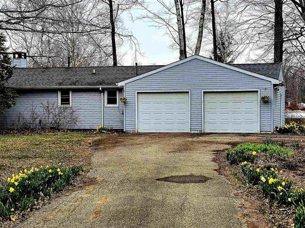 10181 Birch Dr, Riverdale, MI 48877