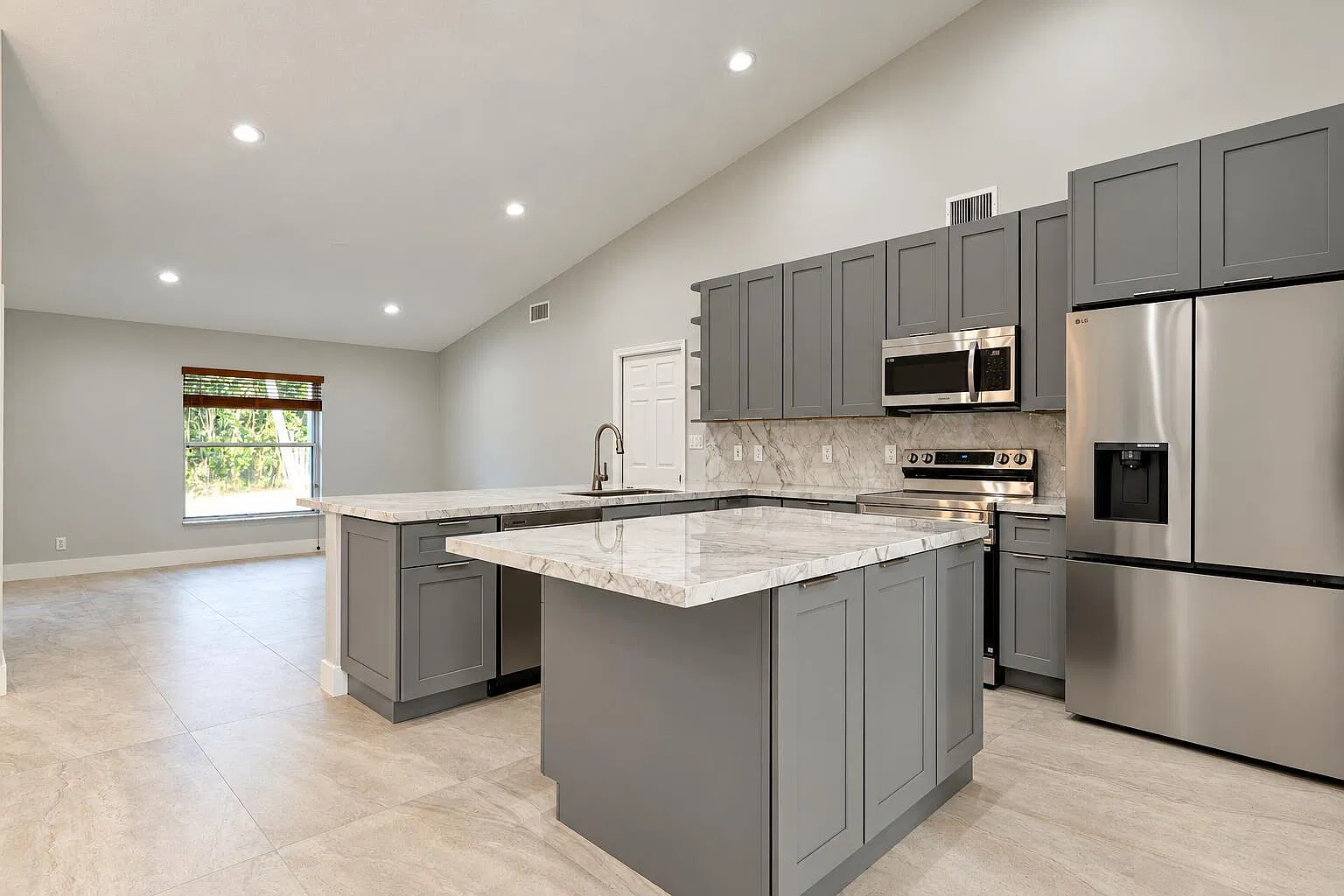 3 bed, 2.0 bath, 1811 sqft, $4,200 — Photo 3