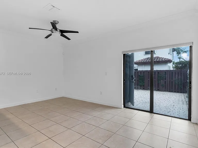 3202 SE 6th St #3202 — Photo 4