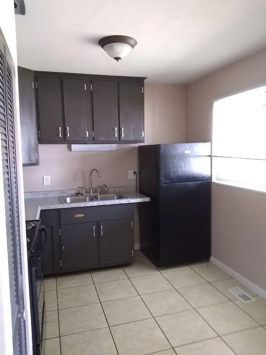 Building Photo - 113 E Poos Dr