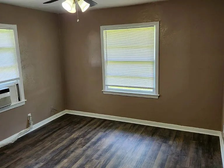 2420 Hayes Ln — Photo 4