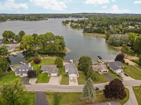 5176 Highland Dr, Traverse City, MI 49685