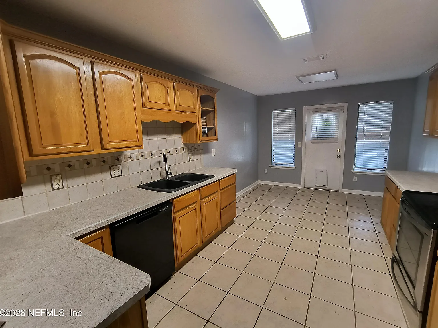 3 bed, 2.0 bath, 1854 sqft, $2,300 — Photo 3