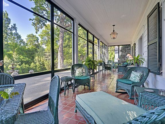 Delightful screen porch...