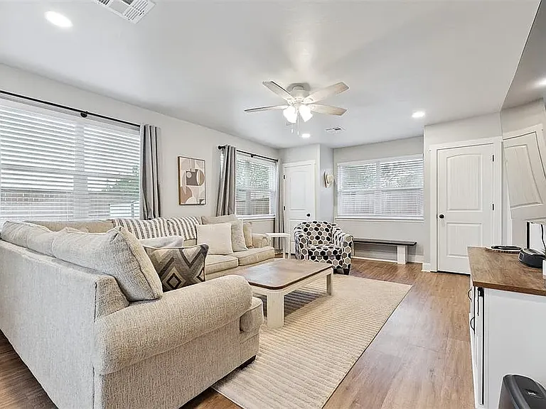 10609 N McKinley Ave — Photo 9