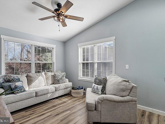 5th image of 390 Laurel Trl