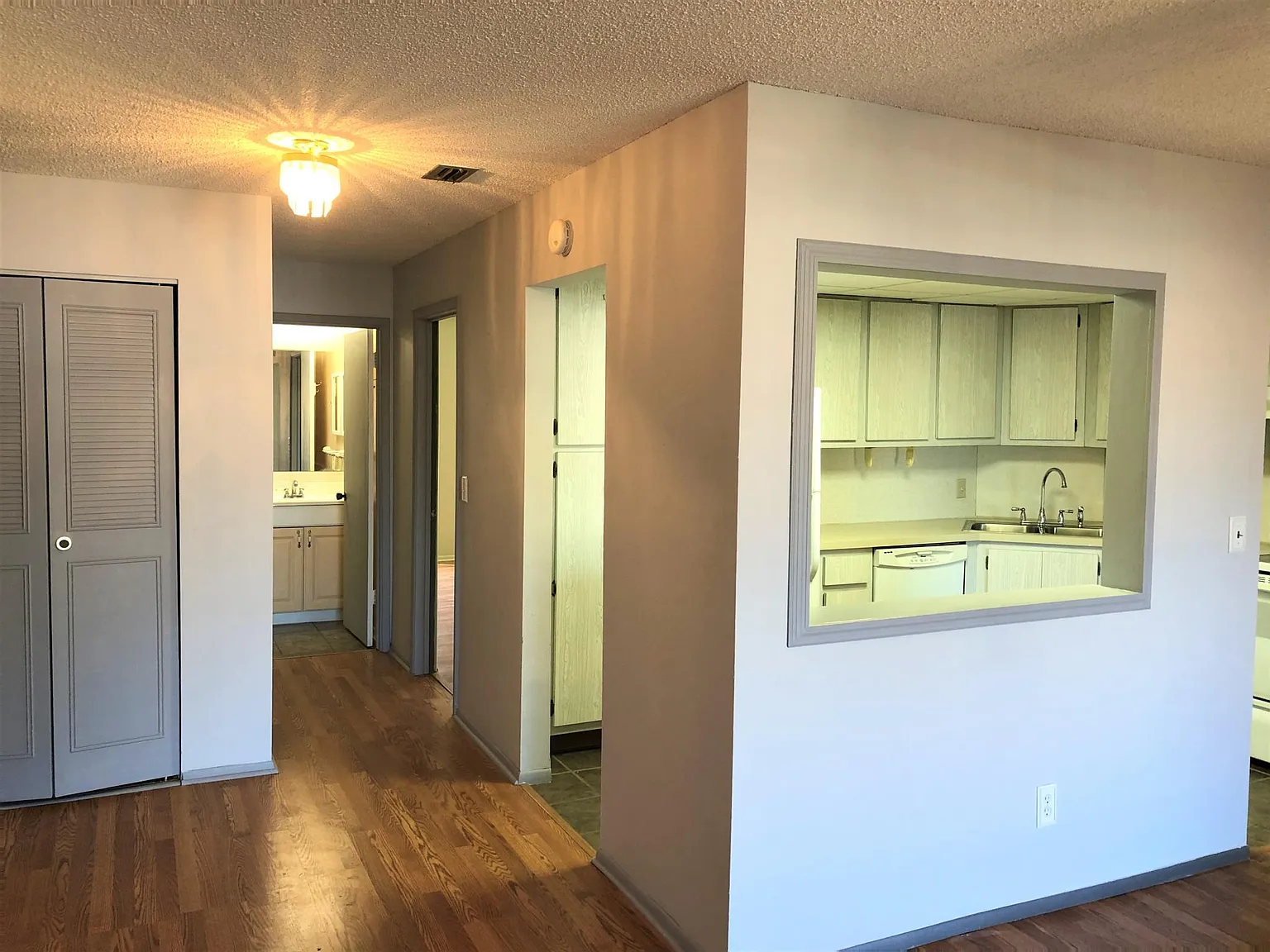 1 bed, 960 sqft, $1,375 — Photo 2