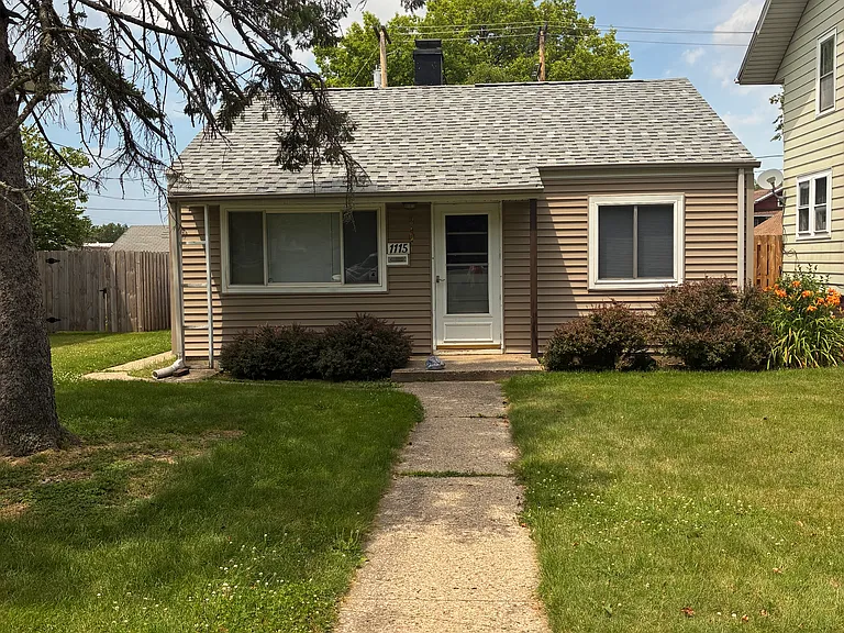 1115 Altgeld St — Photo 1