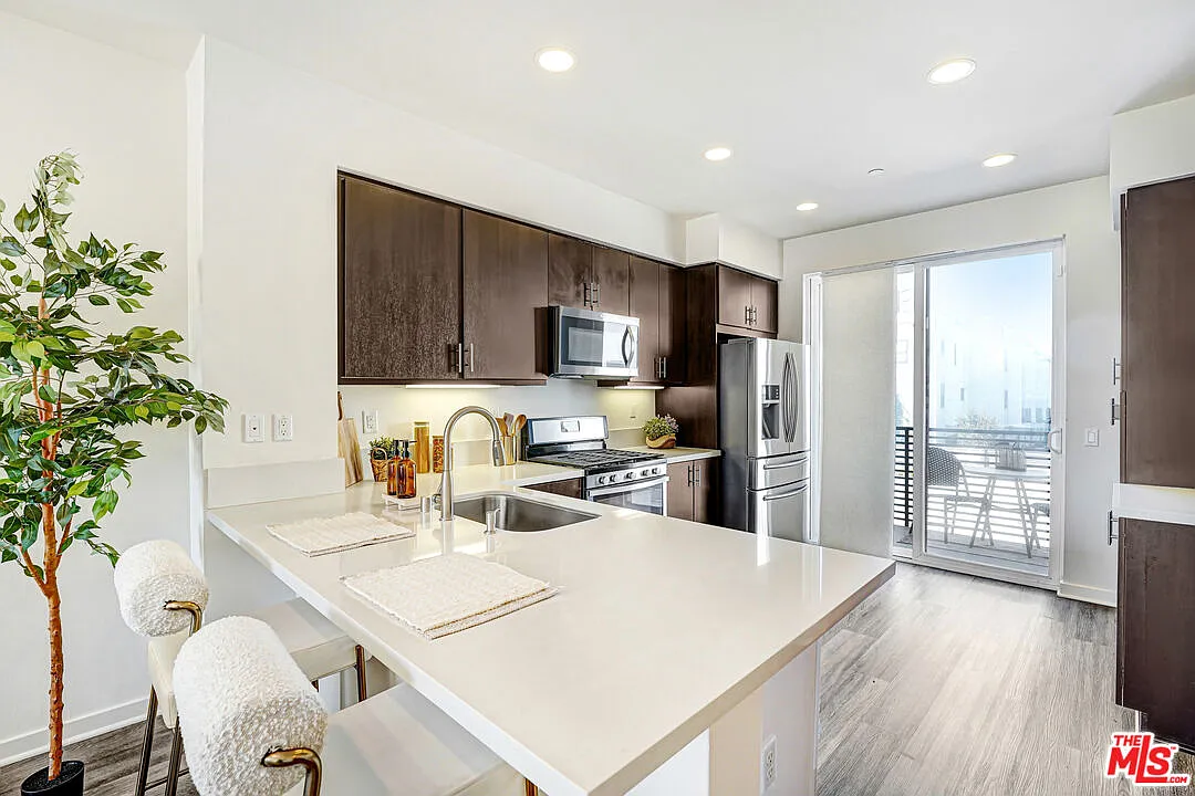 3 bed, 3.5 bath, 1550 sqft, $4,100 — Photo 2