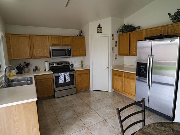 3rd image of 13022 N Poppy St